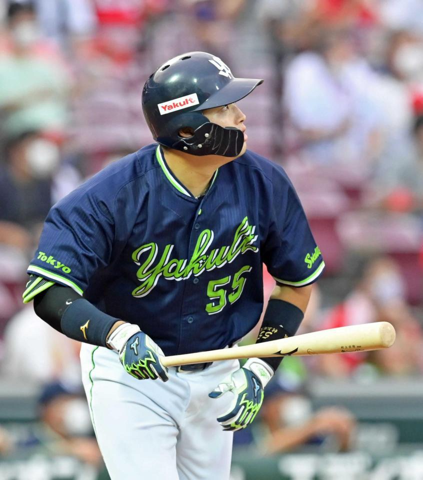 　２回、左中間へ先制ソロを放つ村上（撮影・立川洋一郎）