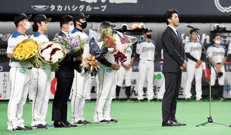 　試合前のセレモニーで、あいさつする日本代表の稲葉監督（右端）（共同）