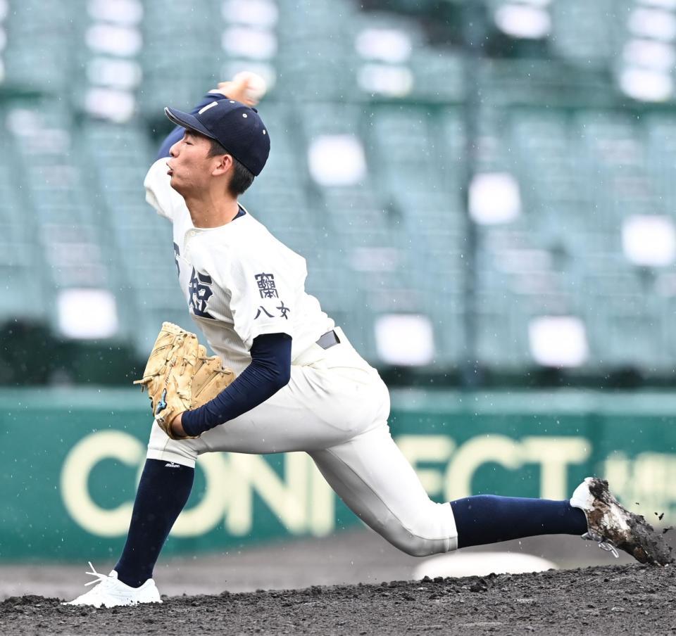 　雨の中、力投する西日本短大付・大嶋（撮影・高石航平）