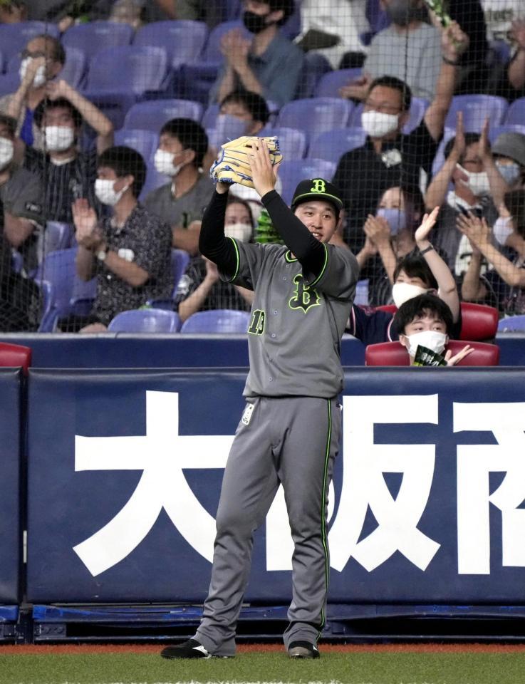 ６回、Ｔ-岡田の二塁打で先制し、グラブをたたいて喜ぶ宮城