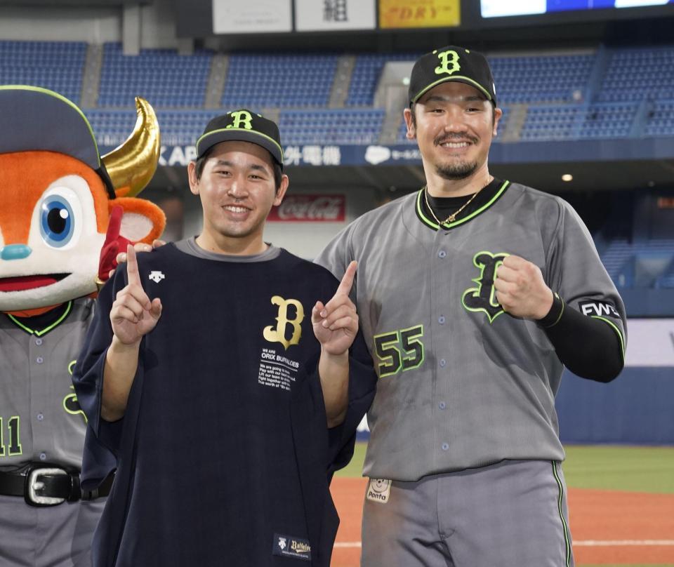 １１勝目を挙げて、Ｔ-岡田（右）とポーズを取る宮城