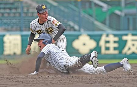 　９回、適時二塁打を放ち、滑り込む明徳義塾・加藤（撮影・北村雅宏）