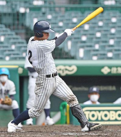 　９回、適時二塁打を放つ明徳義塾・加藤（撮影・北村雅宏）