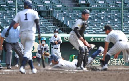 　７回、明徳義塾・米崎（手前）のホームスチールを確認する明徳義塾・馬淵監督（中央）＝撮影・北村雅宏