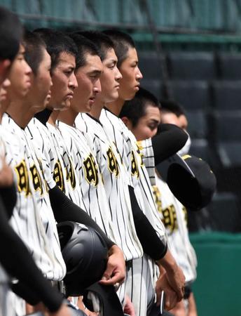 　明徳義塾に敗れ、グラウンドを見つめるノースアジア大明桜・風間（中央）＝撮影・北村雅宏
