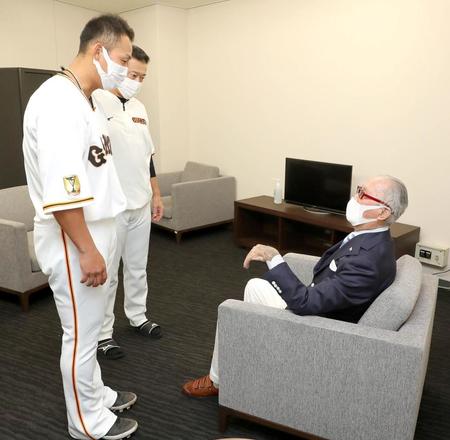 試合前、長嶋茂雄終身名誉監督（右）にあいさつする中田（手前）。後方は原監督＝東京ドーム（球団提供）