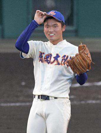 　８回、沖縄尚学に初安打を許した渡辺＝甲子園球場