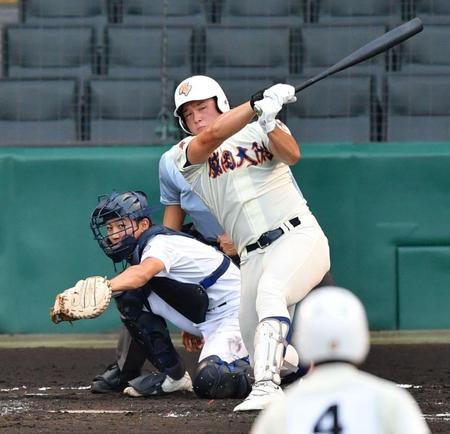 ４回、盛岡大付・小針は左前に適時打を放つ（撮影・佐々木彰尚）