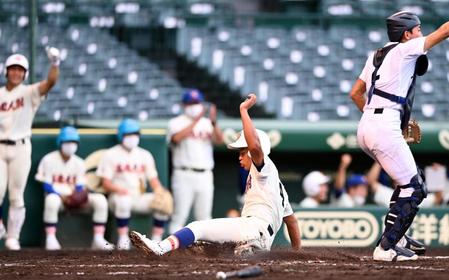 　４回、小針の先制適時打で生還する盛岡大付・南と盛り上がるベンチ（撮影・高石航平）