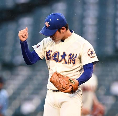 　１安打完封勝利を挙げ、拳を握る盛岡大付・渡辺（撮影・高石航平）