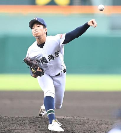 　力投する沖縄尚学・当山（撮影・高石航平）