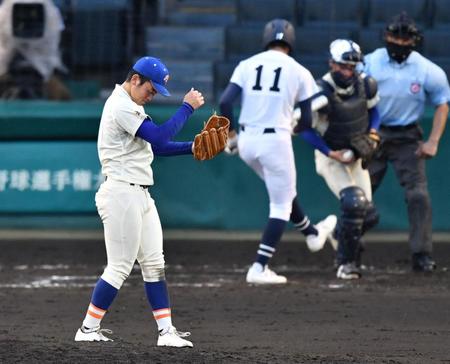 　９回、代打・比嘉を空振り三振にしとめ２試合連続完封勝利を挙げた盛岡大付・渡辺（撮影・佐々木彰尚）