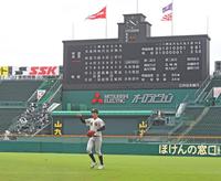 　９回、明徳義塾・石田一の悪送球に対し、指示を出すノースアジア大明桜・風間（撮影・北村雅宏）