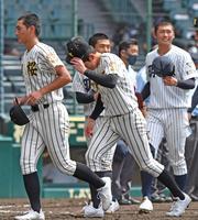 　明徳義塾に敗れ、あいさつを終えたノースアジア大明桜・風間（中央）はベンチ前へ向かう（撮影・北村雅宏）