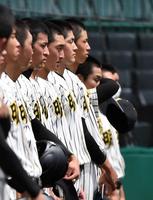 　明徳義塾に敗れ、グラウンドを見つめるノースアジア大明桜・風間（中央）＝撮影・北村雅宏