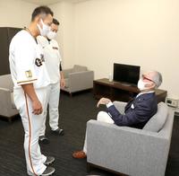 試合前、長嶋茂雄終身名誉監督（右）にあいさつする中田（手前）。後方は原監督＝東京ドーム（球団提供）