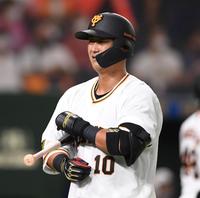 　２回、見逃し三振を喫し悔しさをにじませる中田（撮影・開出牧）