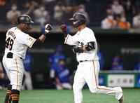 　７回、左越え２ランを放ち次打者のウィーラー（左）とタッチを交わす中田（撮影・開出牧）