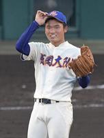 　８回、沖縄尚学に初安打を許した渡辺＝甲子園球場