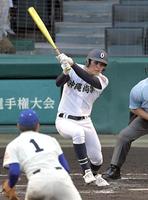 　８回、大城が中前にチーム初安打を放つ＝甲子園球場