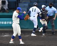 　９回、代打・比嘉を空振り三振にしとめ２試合連続完封勝利を挙げた盛岡大付・渡辺（撮影・佐々木彰尚）