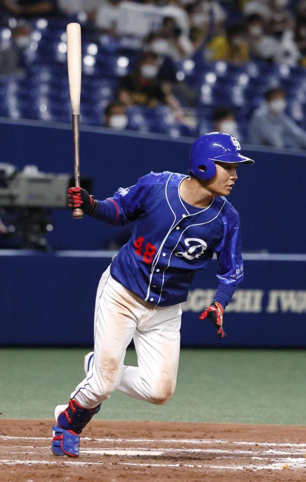 　８回、溝脇が右前に適時打を放つ（共同）