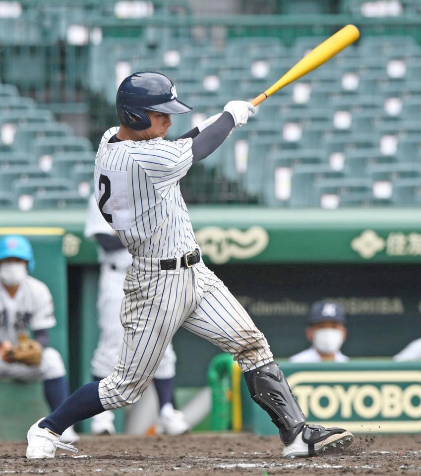 　９回、適時二塁打を放つ明徳義塾・加藤（撮影・北村雅宏）