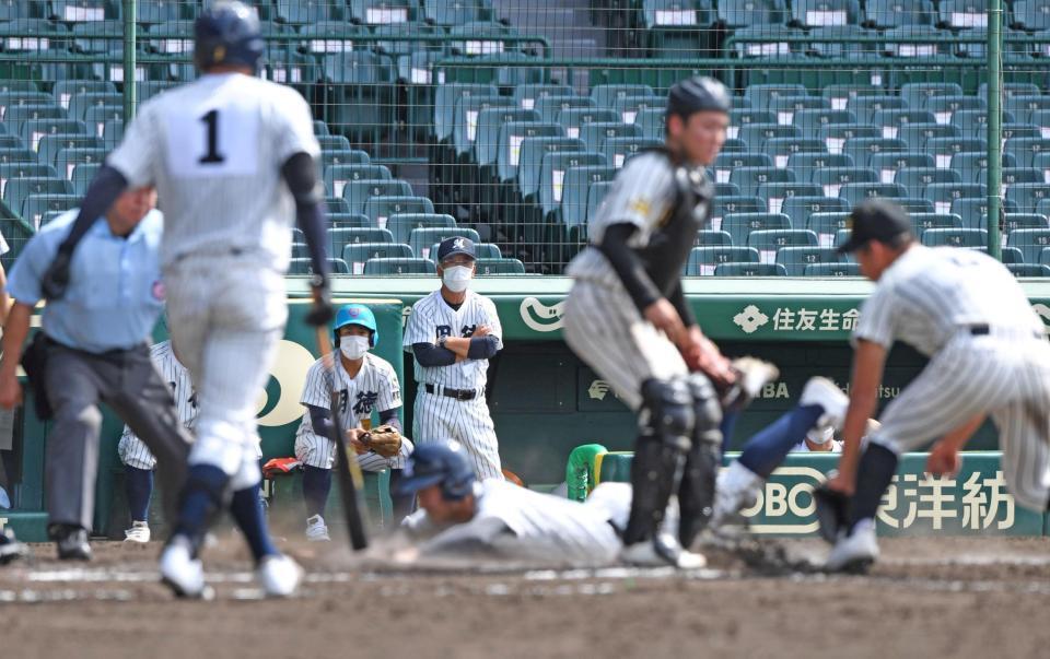 　７回、明徳義塾・米崎（手前）のホームスチールを確認する明徳義塾・馬淵監督（中央）＝撮影・北村雅宏