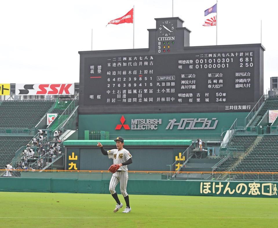 　９回、明徳義塾・石田一の悪送球に対し、指示を出すノースアジア大明桜・風間（撮影・北村雅宏）