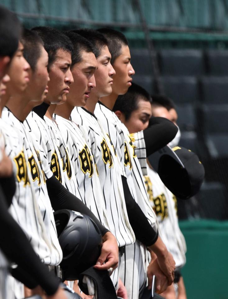 　明徳義塾に敗れ、グラウンドを見つめるノースアジア大明桜・風間（中央）＝撮影・北村雅宏