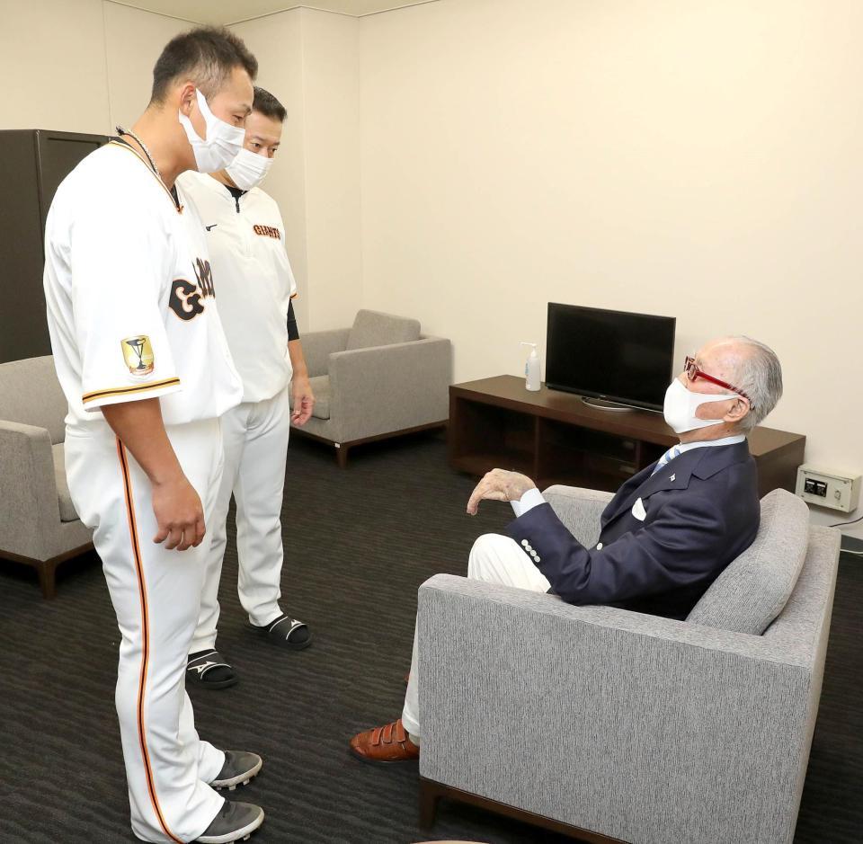 試合前、長嶋茂雄終身名誉監督（右）にあいさつする中田（手前）。後方は原監督＝東京ドーム（球団提供）