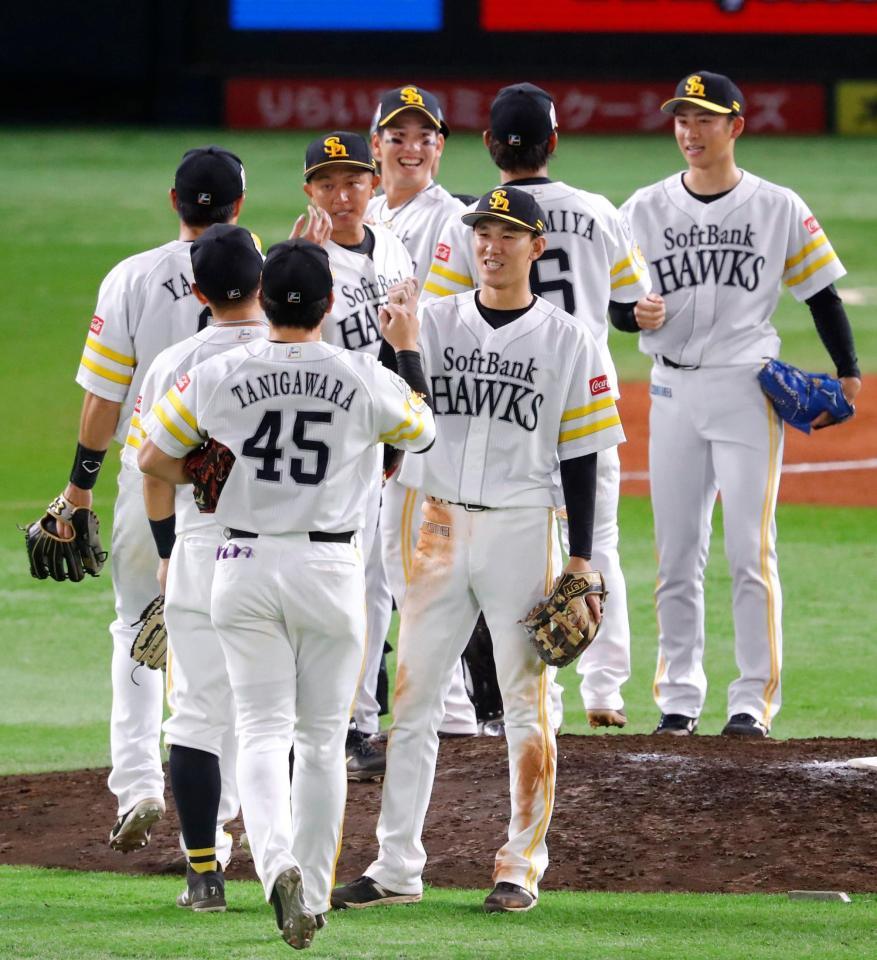 　ロッテに勝利し、タッチを交わすソフトバンクナイン＝ペイペイドーム