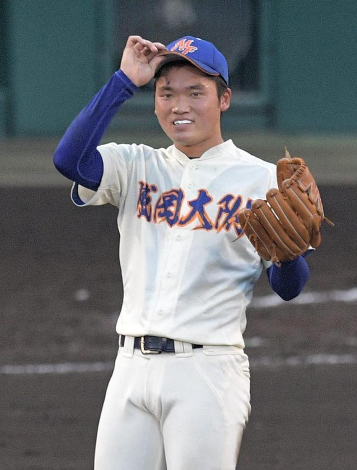 　８回、沖縄尚学に初安打を許した渡辺＝甲子園球場