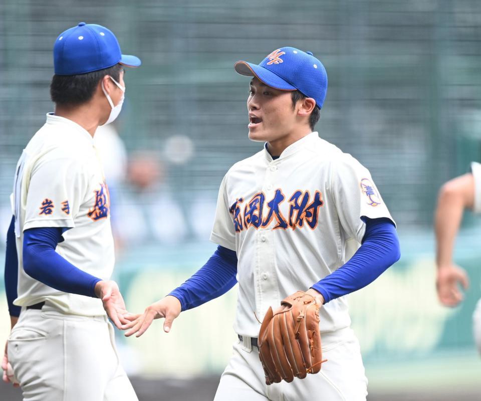 　１回を無失点で切り抜け声を上げながらベンチに戻る盛岡大付・渡辺（撮影・高石航平）