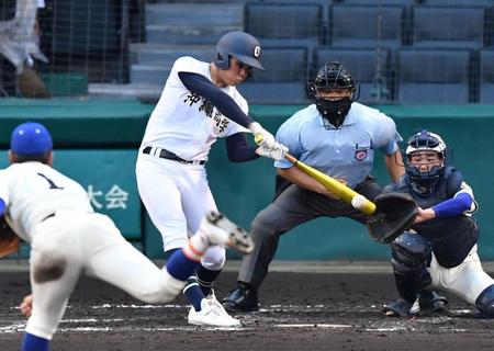 　８回、沖縄尚学・大城は中前打を放つ