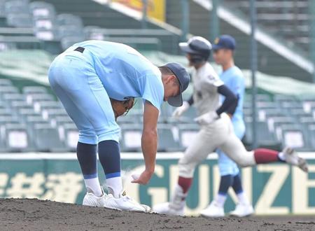 ２回、大阪桐蔭・松尾（右から２人目）にソロを浴びる近江・山田（撮影・高部洋祐）