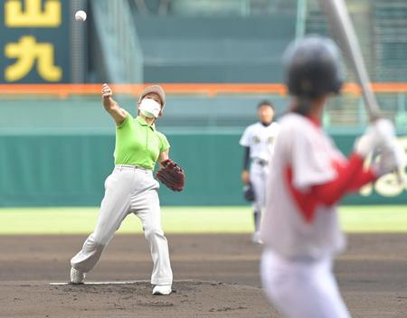　始球式で投球する高橋町子さん（撮影・高部洋祐）