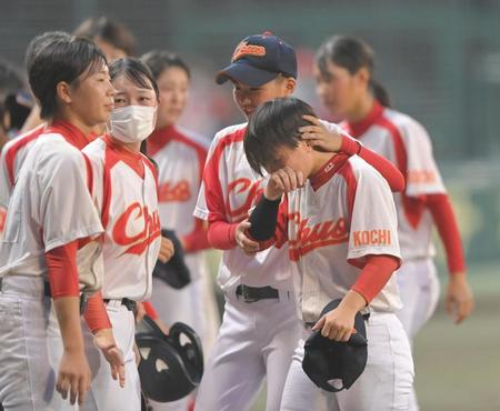 　決勝で敗れ涙する高知中央ナイン（撮影・高部洋祐）