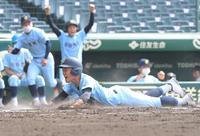 ７回、近江・新野の同点打で生還する井口（撮影・高部洋祐）