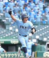 ８回、勝ち越しの２点適時二塁打を放ちガッツポーズを決める近江・山口（撮影・高部洋祐）