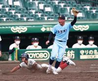 ９回、山下は一塁ゴロでヘッドスライディングも及ばず試合終了。手前はガッツポーズの近江・岩佐（撮影・坂部計介）