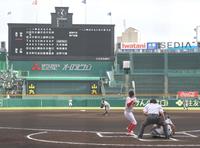 　決勝戦第１球を投げ込む神戸弘陵・日高結衣（撮影・高部洋祐）