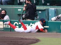 　１回、神戸弘陵・島野の邪飛を追い、カメラ席ギリギリまで突っ込む高知中央・細川（撮影・坂部計介）