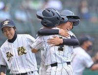 　２回、神戸弘陵・信貴の２点打に歓喜する神戸弘陵ナイン（撮影・高部洋祐）