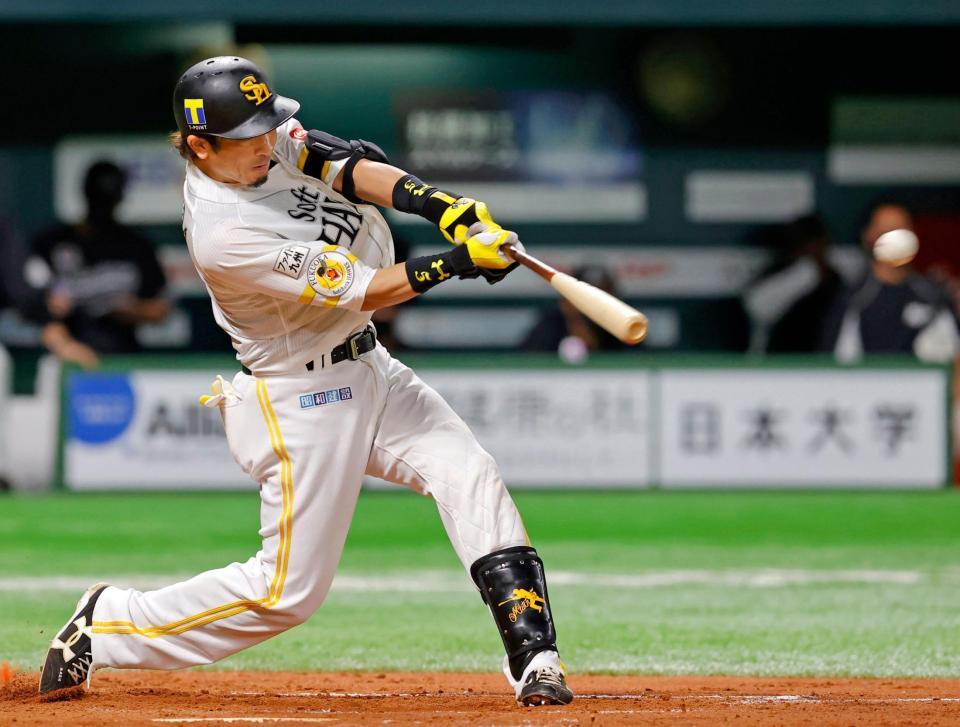 　８回、代打松田が左越えに勝ち越しの２点二塁打を放つ（共同）