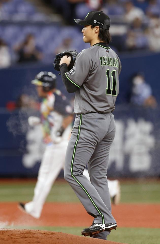 　１回、西武・中村（奥）に先制の満塁本塁打を浴びたオリックス・山崎福（共同）