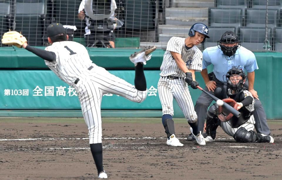 　５回、ノースアジア大明桜・風間（左）から勝ち越し打を放つ明徳義塾・森松