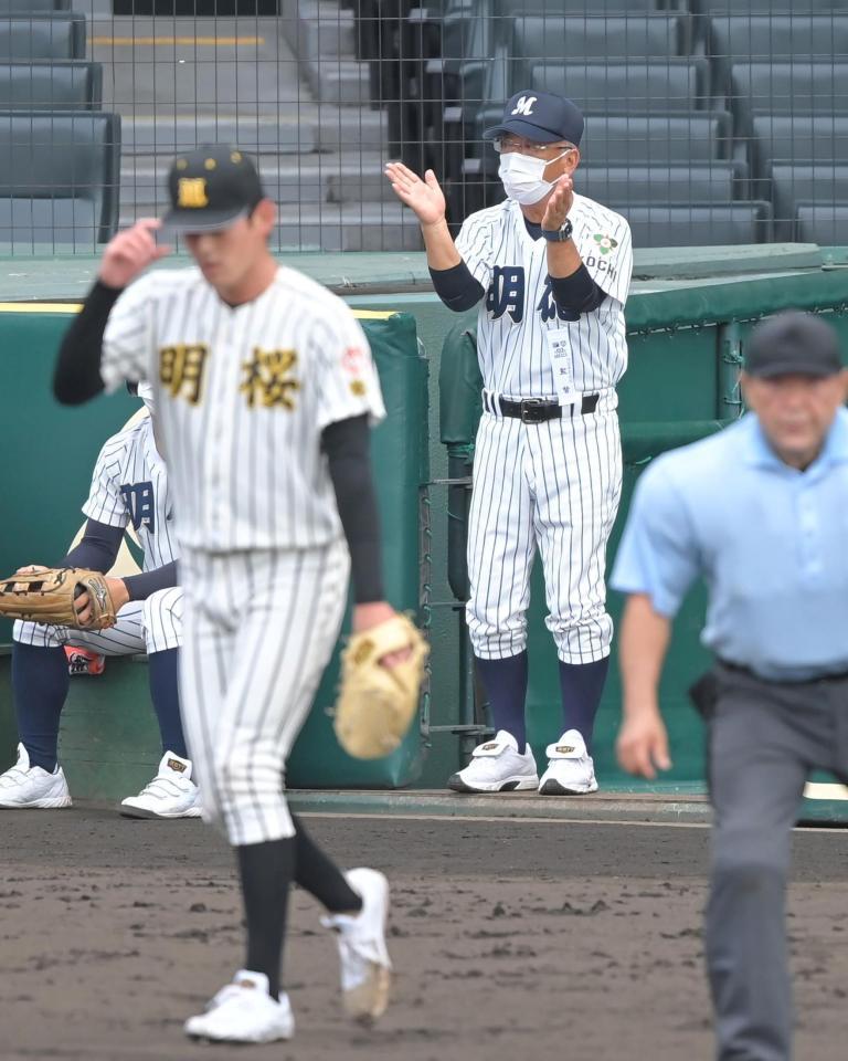 　５回、明徳義塾・米崎がノースアジア大明桜・風間球打（左手前）から放った三塁打を喜ぶ明徳義塾・馬淵監督