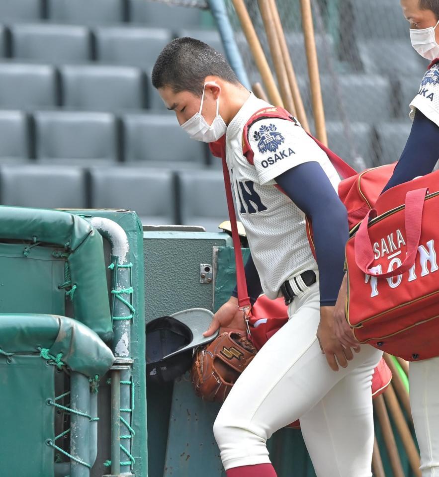 グラウンドから引き揚げる大阪桐蔭・関戸（撮影・高部洋祐）