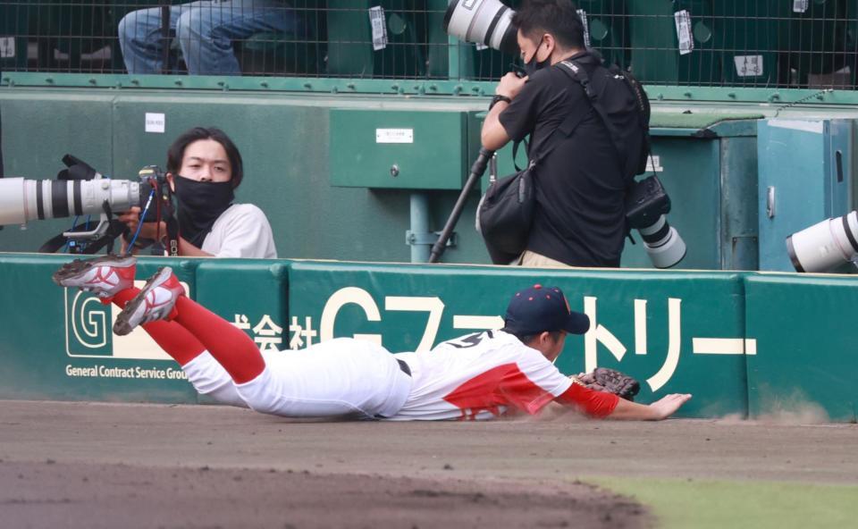 　１回、神戸弘陵・島野の邪飛を追い、カメラ席ギリギリまで突っ込む高知中央・細川（撮影・坂部計介）